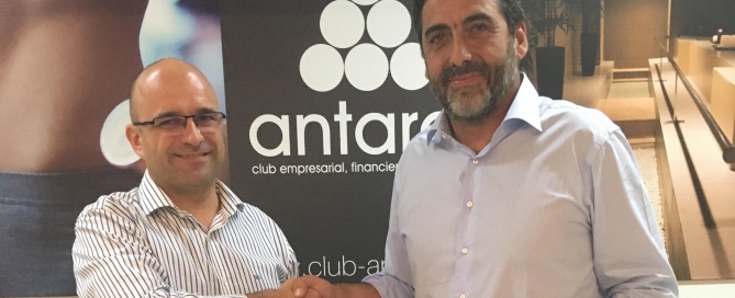 Firma del Convenio entre Carlos Bejarano, Secretario General de FAEL/AAEL y Luis Miguel Cordero Palomo, Director Gerente del Club Empresarial Financiero y de Negocios Antares
