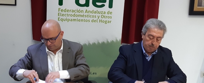 A la izquierda, Carlos J. Bejarano, secretario general de FAEL y a la derecha, Juan M. Armario, presidente de ACUTEL.